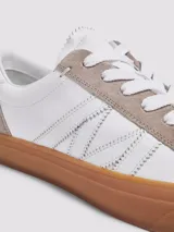 Zapatillas deportivas urbanas Moncler modelo Mónaco, color blanco con detalles en gris y suela de goma color caramelo.