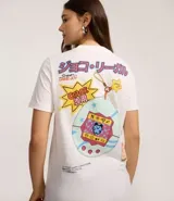 Remera blanca de manga corta y cuello redondo con un gran estampado trasero inspirado en el Tamagotchi, con texto en japonés y elementos gráficos de estilo retro.
