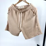 Bermuda color beige de corte clásico, con bolsillos delanteros y traseros. Confeccionada en tela tipo muselina.