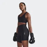 Short de ciclismo de compresión 2XU Form Stash de tiro alto, color negro mate, con panel frontal liso y bolsillo lateral grande para teléfono.