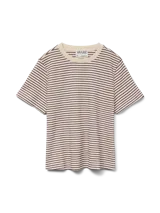 Remera de manga corta con hombros caídos y cuello redondo, de corte regular, confeccionada en algodón orgánico con diseño de rayas horizontales.