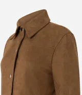 Chaqueta de corte recto confeccionada en suede sintético color marrón. Presenta cuello estilo camisa, cierre frontal con botones metálicos, mangas largas con puños ajustados y bolsillos embutidos.