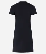 Vestido corto color ladrillo, confeccionado en tejido de punto rib de algodón y elastano. Tiene cuello redondo y mangas cortas.