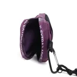 Bandolera mini color púrpura, confeccionada en poliéster. Tiene acceso con cierre, correa regulable, herrajes plateados, un compartimento principal, un bolsillo interno con cierre y dos bolsillos externos abiertos.