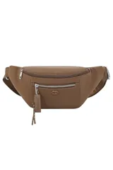 Riñonera Oreiro de color beige, confeccionada en material sintético con cierre principal y bolsillo frontal con cierre y tirador decorativo de cuero sintético con detalles colgantes. Posee correa ajustable con inscripciones y aplique metálico con forma de labios.