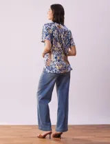 Remera de algodón estampada marca Cupio, de cuello redondo y manga corta.