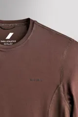Camiseta técnica de manga larga Zara Athleticz, color marrón, de ajuste slim fit con cuello redondo y costuras decorativas.