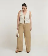 Pantalón de sarga color beige, estilo wide leg, con cintura tipo clochard ajustable con lazo.