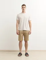 Bermuda color verde con bolsillos laterales y traseros. Corte recto.