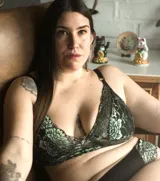 Corpiño negro con encaje floral verde agua, sin aro y con breteles regulables.