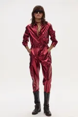 Pantalón de lino rojo con corte holgado y cintura elástica en la parte trasera.