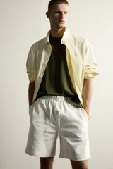 Bermuda relaxed fit de algodón azul marino, con cintura elástica combinada y cordón de ajuste ajustable, bolsillos laterales.