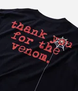 Remera negra de algodón con corte boxy, cuello redondo y mangas cortas. Presenta un estampado frontal en rojo con el texto "MY CHEMICAL ROMANCE" y una araña colgando de una telaraña.