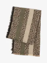 Bufanda de diseño clásico con estampado animal print de leopardo en tonos marrones y beige, intercalado con franjas lisas en verde militar y beige. Presenta flecos cortos en los extremos.