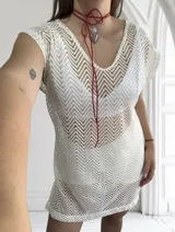 Remerón de playa blanco de tejido crochet con patrón de zigzag.