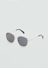 Lentes de sol con diseño cuadrado y montura metálica dorada, con cristales oscuros.