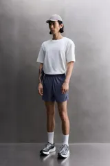 Shorts de running confeccionados en tejido técnico ligero y elástico, con forro interior. Presentan cintura elástica ajustable con cordón interior, aberturas laterales en el bajo, bolsillo lateral multifunción y bolsillo trasero con cierre de cremallera.