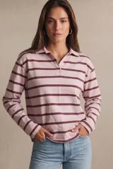 Sweater tipo polo de manga larga con diseño a rayas horizontales en tonos rosado y bordó. Presenta cuello camisero con solapa y cierre frontal parcial.