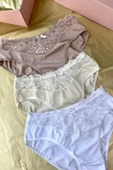 Pack de tres bombachas de lycra con puntilla elastizada de tiro alto y fundillo de algodón.
