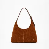 Cartera de gamuza marrón marca Chérie, de diseño clásico y amplio, con costuras visibles, una costura central vertical y asa ajustable.