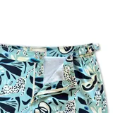 Short de baño con estampado abstracto en tonos celestes y azules. Cuenta con pretina fija, hebillas metálicas laterales para ajuste, cierre frontal con botón a presión y tres bolsillos.