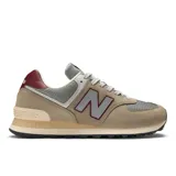 Championes urbanos New Balance modelo 574 U574SKB, confeccionados en gamuza y malla en tonos beige, tostado y gris, con detalles en bordó y el logotipo "N" característico en los laterales. Cuenta con entresuela ENCAP y amortiguación de espuma EVA.