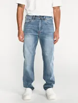 Pantalón de jean corte recto, color azul lavado, con diseño clásico de cinco bolsillos, cierre de cremallera y detalles de marca en remaches y parches traseros.
