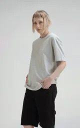 Remera de manga corta y cuello redondo, color gris claro, con calce regular y un recorte sutil en la espalda. Confeccionada en algodón premium suave.