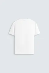 Camiseta blanca de algodón con elasticidad, corte slim fit, cuello en V y mangas cortas.