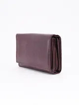 Billetera de cuero color negro con cierre de solapa con broche a presión.