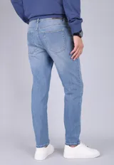 Pantalón de jean azul de corte recto.
