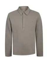 Buzo de hombre con cuello camisero y cierre frontal parcial con tapeta abotonada. Presenta mangas largas y un diseño minimalista con un pequeño logo bordado en el pecho.