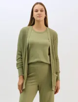 Cardigan abierto de tejido acanalado, con bolsillos frontales y mangas largas de corte entallado con puños de rib.