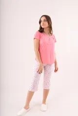 Pijama de dos piezas color coral, compuesto por una remera de manga corta con botones y un pantalón capri estampado con flores.