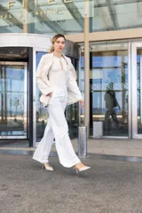 Blazer sastrero rosa de corte clásico, con solapas de muesca, cierre frontal con un botón, bolsillos delanteros con solapa, mangas largas y abertura en la espalda.