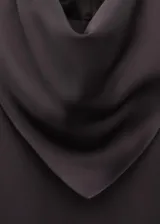Blusa de tejido fluido con acabado satinado, corte recto, manga larga y cuello vuelto con diseño de pañuelo.