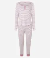 Conjunto de pijama largo de punto, compuesto por una blusa de manga larga con botones decorativos y un pantalón con cintura elástica y puños ajustados.