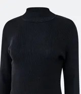Vestido midi negro de tejido de punto acanalado, con cuello alto y manga larga. Diseño ajustado al cuerpo.