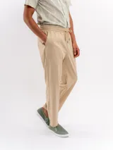 Pantalón de corte relajado, color verde militar, con cintura elástica y cordón ajustable.