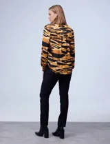 Blusa de gasa satén estampada con flores, escote en V y mangas largas con puños elásticos.