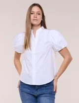 Camisa blanca de calce recto confeccionada en algodón elástico, con cuello mao, abertura frontal en V y cartera con botones ocultos. Presenta mangas cortas abullonadas con puños elastizados y ruedo redondeado.