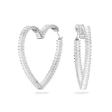 Aros grandes con forma de corazón de la familia Matrix. Diseño con engaste bañado en rodio recubierto en pavé de cristales transparentes en talla baguette.