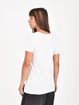 Remera negra de manga corta con cuello en V.