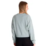 Buzo celeste de corte cropped, con cuello redondo y mangas largas. Tiene un pequeño bordado con el logo de Caterpillar en el pecho y un parche bordado en la manga.