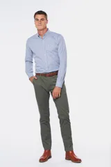 Pantalón gris de gabardina, corte clásico, con bolsillos laterales y traseros.