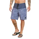 Short de baño Maui and Sons modelo Offshore, con diseño estampado en tonos azules y violetas. Presenta una cintura lisa con cordón de ajuste y un pequeño parche circular con el logo de la marca en la parte inferior.