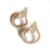 Par de aros colgantes con forma geométrica irregular, color dorado con brillo y pieza superior en color crema.