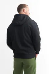 Campera gris oscuro con capucha, cierre frontal y bolsillos tipo canguro.