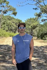 Remera sin mangas de algodón con lavado acid wash, color azul. Estampado grande en la espalda con el texto "MEDITERRANEAN HOT SEASON", donde la letra 'O' de 'HOT' es reemplazada por un sol estilizado.