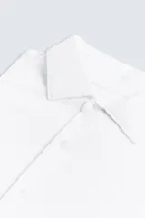 Camisa de manga larga color celeste claro, corte slim fit, con cuello italiano abierto y cierre frontal de botonadura.